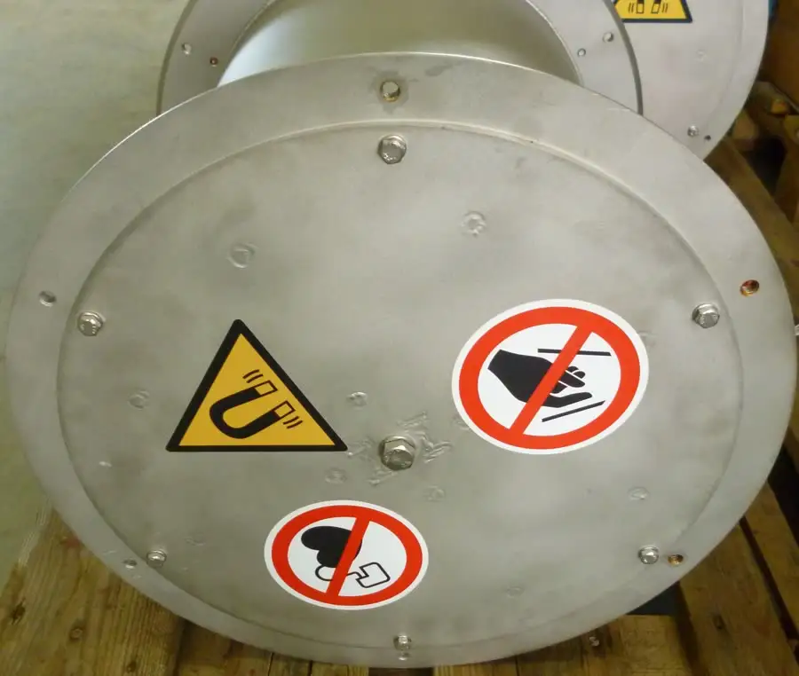Face avant d’une Separierwalze für Besteckteile avec pictogramme d’avertissement magnétique