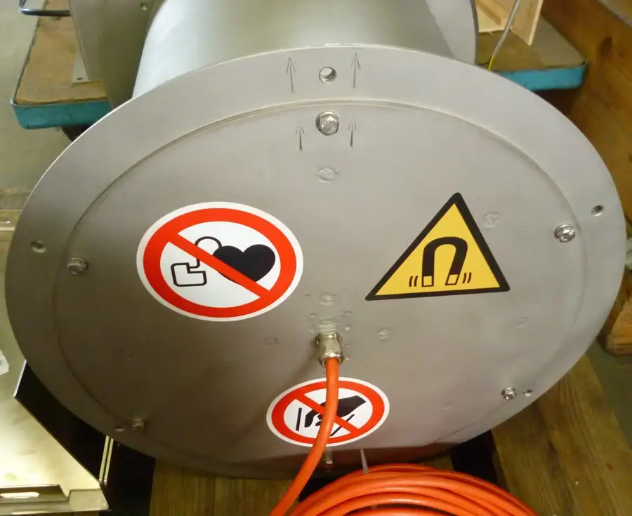 Separierwalze für Besteckteile avec câble de raccordement et pictogrammes d’avertissement